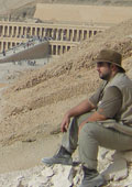 Nuestro colaborador frente al Templo de Hatshepsut 